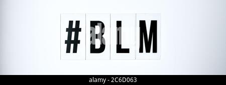 Hashtag BLM SCHWARZ LEBT MATERIE Text auf weißem Hintergrund. Protest gegen das Ende von Rassismus, Antirassismus, Gleichheit Stockfoto