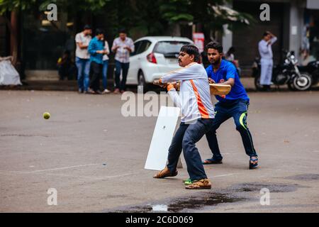Street Cricket in Mumbai Indien Stockfoto