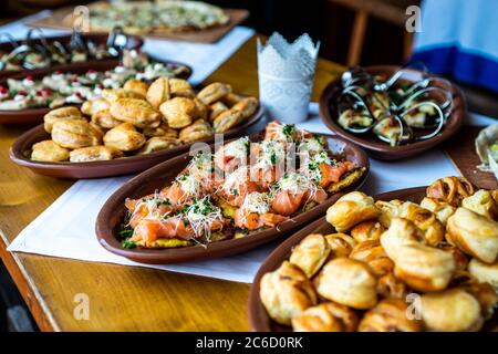 Party Brunch Fingerfood großer Buffet-Tisch mit Essen Fleisch Gemüse. Stockfoto