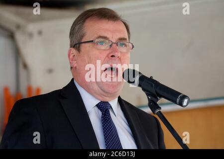 Ein Sprecher spricht vor Demonstranten vor dem NSW-Parlamentsgebäude bei einer Kundgebung gegen den liberalen Haushalt. Stockfoto