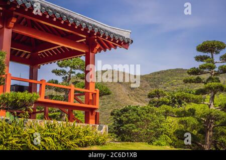 Japanischer roter Pavillon im japanischen Garten Stockfoto