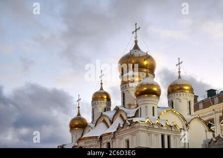 Goldene Kuppeln der Annunciation Cathedral in Moskau Kreml im Winter Dämmerung Stockfoto