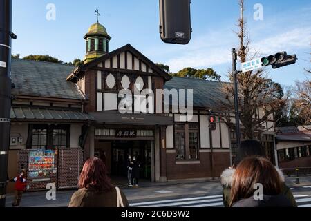 Harajuku Station neben der Takeshita Straße. Tokio, Japan. Stockfoto