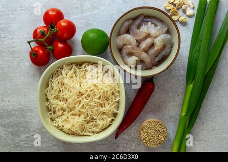 Zubereitung Shirataki Nudeln Low Carb Mahlzeit, glutenfreie und ketogene Ernährung Stockfoto