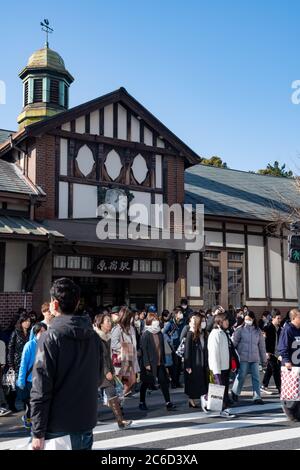 Menschen, die die Straße vor dem Bahnhof Harajuku überqueren. Tokio, Japan. Stockfoto