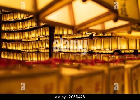 Die Menschen genießen die schönen Laternen auf dem berühmten Mitama matsuri Festival. Tokio, Japan. Stockfoto