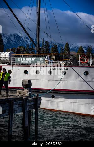 Die TSS Earnslaw ist ein 1912 edwardianischer Vintage Doppelschneckendampfer, der die Gewässer des Lake Wakatipu in Neuseeland pflügen wird. Stockfoto