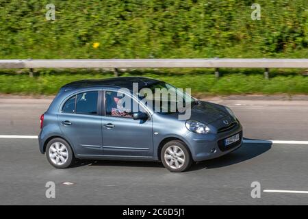 2011 grau Nissan Micra Acenta; Fahrzeugverkehr Fahrzeuge, Autos, die Fahrzeug auf britischen Straßen, Motoren, auf der Autobahn M6 Autobahnnetz fahren. Stockfoto