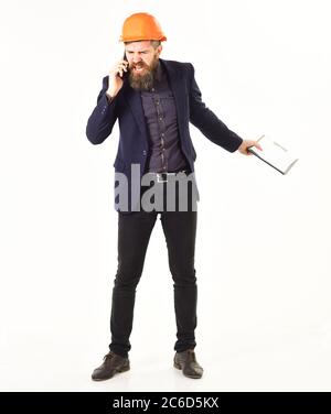 Problem auf der Baustelle. Wütend Bauarbeiter in Helm mit Telefon und Gestik. Ganzkörperaufnahme isoliert auf Weiß. Stockfoto