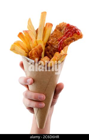 Hand hält einen Papierkegel voll appetitlichen Fisch und Pommes Stockfoto
