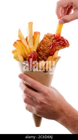 Fisch und Chips in Papierkegel serviert Stockfoto