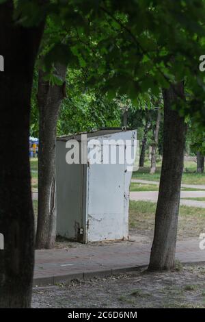 Alte elektrische Kabine im Park Stockfoto