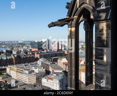 Hamburg, ehemalige Hauptkirche St. Nikolai, heute Gedenkstätte gegen den Bombenkrieg und Mahnmal, Blick vom Glockenturm auf Hafen und Elbphilharmonie Stockfoto