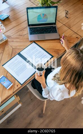 Draufsicht auf die Geschäftsfrau, die im Büro arbeitet Stockfoto