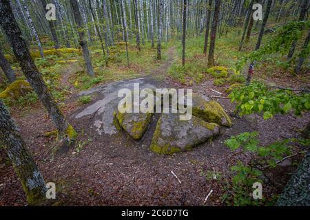 Stein im Wald ist in vier Teile zerbrochen. Der alte Tempel. Stockfoto