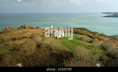 Luftaufnahme des Wachhauses Corps de Garde des Daules, auf der Pointe des Daules Headland in Cancale (Bretagne, Nordwestfrankreich). Das Gebäude Stockfoto