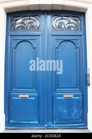 Altmodische vordere Tür Eingang, weiße Fassade und blauen Tür, Paris, Frankreich Stockfoto
