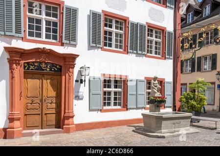 Rheinfelden, AG / Schweiz - 6. Juli 2020: Blick auf die historische Altstadt von Rheinfelden bei Basel Stockfoto