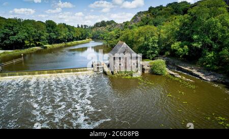 Luftaufnahme der Mühle Moulin du Boil, am Fluss Vilaine, in Bruz (Bretagne, Nordwestfrankreich) Stockfoto