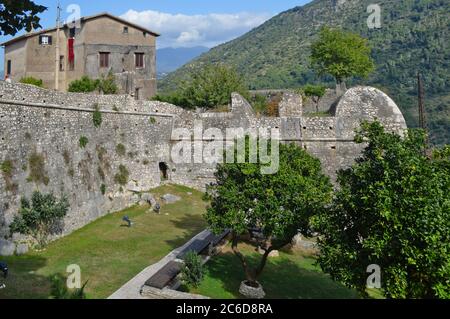 Panoramablick auf die Stadt Sermoneta, Italien. Stockfoto