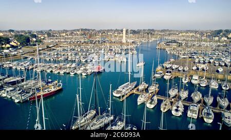 Luftaufnahme des Hafens von Le Crouesty in Arzon (Bretagne, Nordwestfrankreich): Segelboote, die an Pontons festgemacht sind Stockfoto