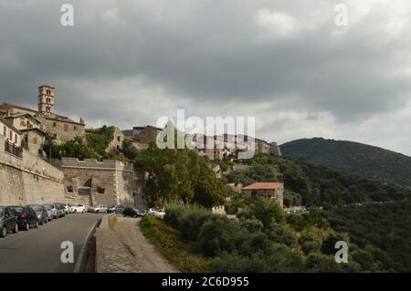 Panoramablick auf die Stadt Sermoneta, Italien. Stockfoto