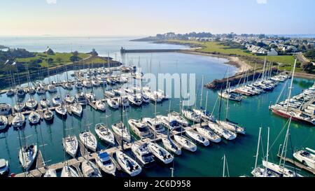 Luftaufnahme des Hafens von Le Crouesty in Arzon (Bretagne, Nordwestfrankreich): Segelboote, die an Pontons festgemacht sind Stockfoto