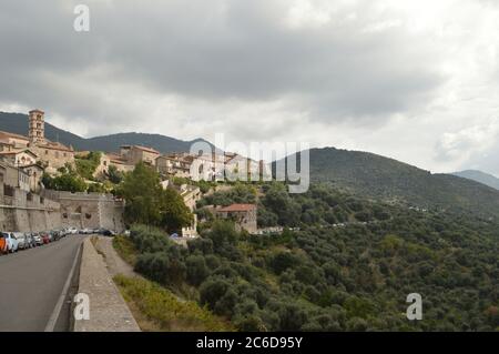 Panoramablick auf die Stadt Sermoneta, Italien. Stockfoto