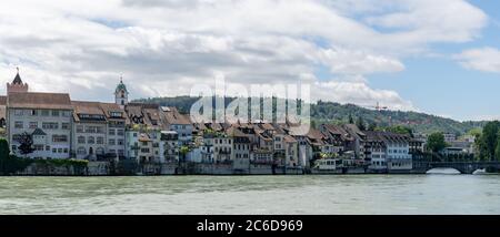 Rheinfelden, AG / Schweiz - 6. Juli 2020: Historische Flussfront-Altstadt von Rheinfelden am Oberrhein Stockfoto