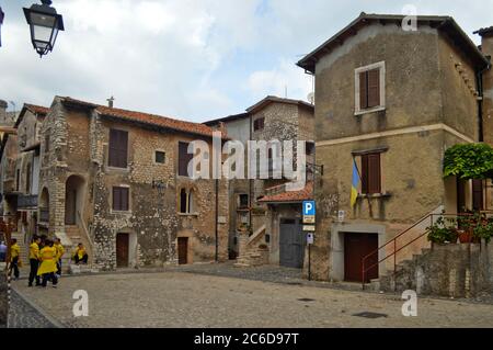 Eine Straße zwischen den mittelalterlichen Mauern der Stadt Sermoneta, Italien. Stockfoto