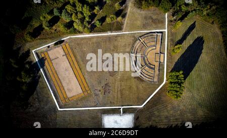 Aubigne-Racan (Nordwestfrankreich): Luftaufnahme der archäologischen Stätte des gallo-römischen Komplexes von Cherre. Überreste des antiken Theaters und Stockfoto