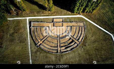 Aubigne-Racan (Nordwestfrankreich): Luftaufnahme der archäologischen Stätte des gallo-römischen Komplexes von Cherre Überreste des römischen Theaters Stockfoto