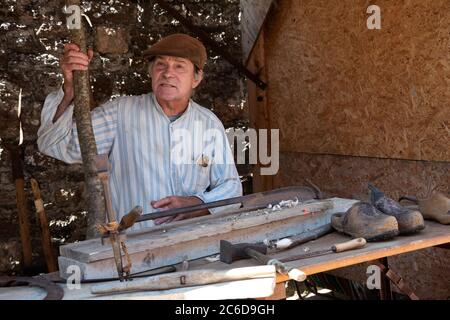 SAINT-SULIAC, FRANKREICH - 5. AUGUST 2018: Senior Handwerker zeigt seine Kunst in der Schreinerei Werkstatt auf traditionellen Festival, das nimmt diesen bretonischen Fisch Stockfoto