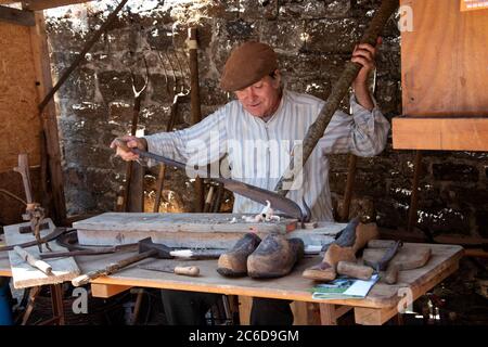 Senior Handwerker zeigt seine Kunst in der Schreinerei Werkstatt auf traditionellen Festival in der Bretagne, Frace. Stockfoto