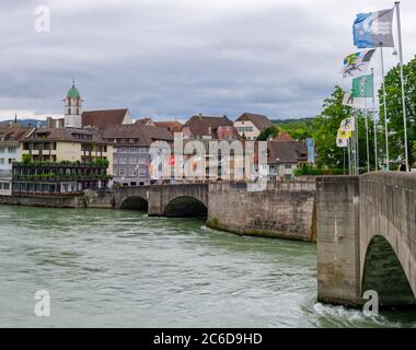 Rheinfelden, AG / Schweiz - 6. Juli 2020: Historische Flussfront-Altstadt von Rheinfelden am Oberrhein Stockfoto