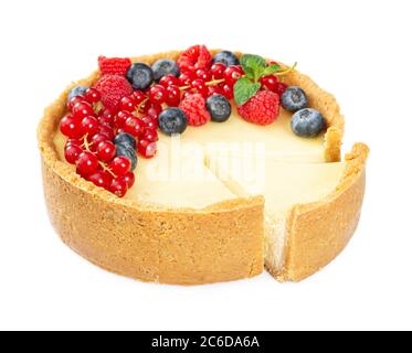 Käsekuchen mit frischen roten Johannisbeeren und Minzblättern isoliert auf weißem Hintergrund. Stockfoto