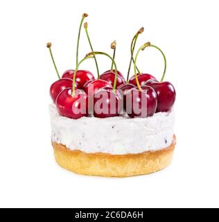 Käsekuchen mit frischen Süßkirschen isoliert auf weißem Hintergrund. Stockfoto