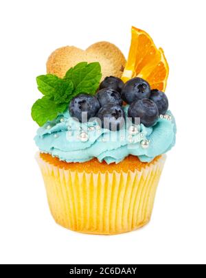 Cupcake mit Keksen, frischen Heidelbeeren, Minze und Orangenscheiben isoliert auf weißem Hintergrund. Stockfoto