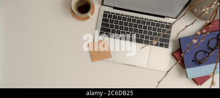 Draufsicht auf modernen Arbeitsbereich mit Laptop-Modell, Terminplan Bücher, Gläser, Kaffeetasse und Kopierer Platz auf weißem Tisch Stockfoto