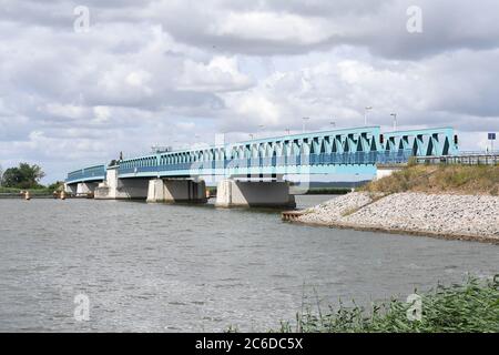Zecherin, Deutschland. Juli 2020. Die Zecherin-Brücke verbindet das Festland mit der Insel Usedom. Mehrmals täglich wird ein Abschnitt der Brücke für größere Schiffe und Segelboote geöffnet. Die Zecherin-Brücke ist eine Bascule-Brücke über den Peene-Fluss im Zuge der Bundesstraße 110. Quelle: Stefan Sauer/dpa-Zentralbild/ZB/dpa/Alamy Live News Stockfoto
