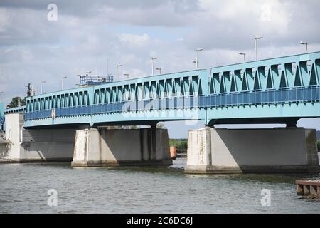Zecherin, Deutschland. Juli 2020. Die Zecherin-Brücke verbindet das Festland mit der Insel Usedom. Mehrmals täglich wird ein Abschnitt der Brücke für größere Schiffe und Segelboote geöffnet. Die Zecherin-Brücke ist eine Bascule-Brücke über den Peene-Fluss im Zuge der Bundesstraße 110. Quelle: Stefan Sauer/dpa-Zentralbild/ZB/dpa/Alamy Live News Stockfoto