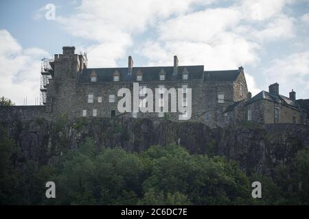 Stirling, Schottland, Großbritannien. Juli 2020. Im Bild: Stirling Castle, mit Gerüsten auf der Burg außen, wo die Arbeiten durchgeführt wurden. Mit der Lockdown-Liste möchte Scotlands Tourism nun wieder für Unternehmen öffnen. Quelle: Colin Fisher/Alamy Live News Stockfoto