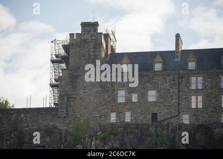 Stirling, Schottland, Großbritannien. Juli 2020. Im Bild: Stirling Castle, mit Gerüsten auf der Burg außen, wo die Arbeiten durchgeführt wurden. Mit der Lockdown-Liste möchte Scotlands Tourism nun wieder für Unternehmen öffnen. Quelle: Colin Fisher/Alamy Live News Stockfoto