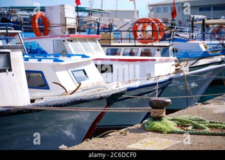 Anlegestelle Poller und festgestelle Boote am Yachthafen. Stockfoto