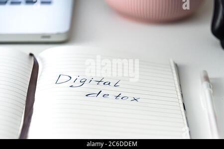 Digitales Detox-Konzept, Wörter auf Notizblock geschrieben Stockfoto