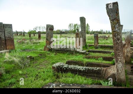 Bitlis, Türkei - 21. Mai 2011: Ahlat Seljukian Friedhof. Seldschuken-Periode Grabsteine. Stockfoto