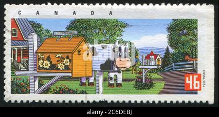 KANADA - UM 2000: Briefmarke gedruckt von Kanada, zeigt verzierte ländliche Briefkästen, Blumen-, Kuh- und Kirchenentwürfe, um 2000 Stockfoto