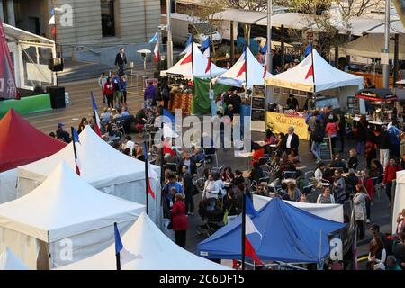 Eine Luftaufnahme des ‘Bleu, Blanc, Rouge Festival’, der den Bastille Tag am Customs House Square, Circular Quay in Sydney feiert. Stockfoto