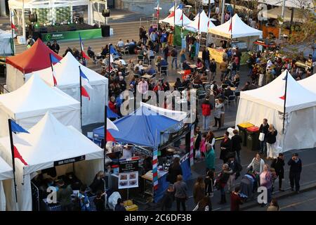 Eine Luftaufnahme des ‘Bleu, Blanc, Rouge Festival’, der den Bastille Tag am Customs House Square, Circular Quay in Sydney feiert. Stockfoto