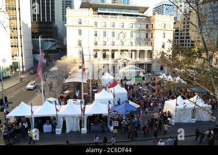 Eine Luftaufnahme des ‘Bleu, Blanc, Rouge Festival’, der den Bastille Tag am Customs House Square, Circular Quay in Sydney feiert. Stockfoto